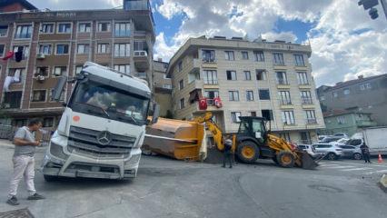 Damperi a&ccedil;ık hafriyat kamyonu, park halindeki aracın &uuml;zerine devrildi