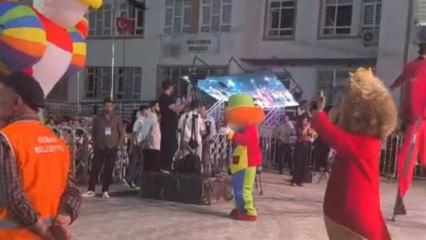 Elazığ'da fırtına, festivali kabusa &ccedil;evirdi! 5 kişi dev ekranın altında kaldı