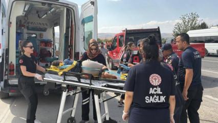 Elazığ'da minib&uuml;s ile hafif ticari ara&ccedil; &ccedil;arpıştı: 7 yaralı