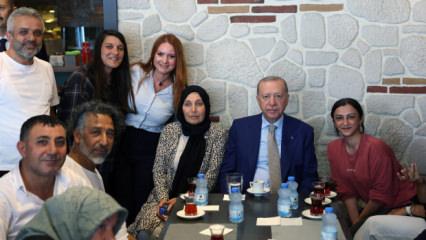 Erdoğan'dan &Ccedil;engelk&ouml;y'de esnaf ziyareti: &Ccedil;ocuklara har&ccedil;lık ve hediye