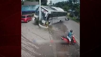 Hindistan&rsquo;da trafik faciası: Bir anlık sorumsuzluk otob&uuml;s&uuml; bi&ccedil;ti!