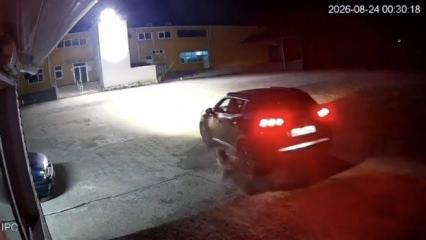 Kapı ge&ccedil; a&ccedil;ılınca hıncını k&ouml;pekten &ccedil;ıkardı! Aracıyla b&ouml;yle ezdi