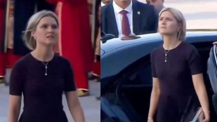K&uuml;lliye'ye hayranlıkla uzun uzun bakmıştı: İzlanda Başbakanı tehdit altında