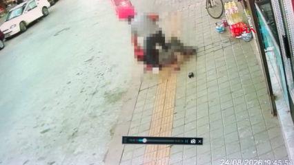 K&uuml;tahya&rsquo;da eski eşinin sokakta bı&ccedil;akladığı kadın ağır yaralandı; olay anı kamerada