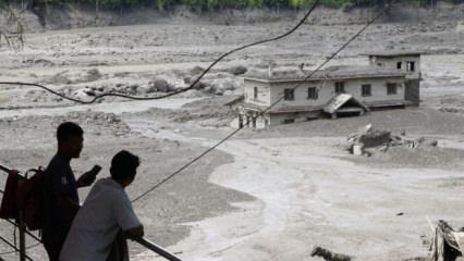 Nepal'de sel 8 can aldı! 