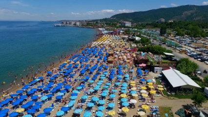 N&uuml;fusu hafta sonu 10 katına &ccedil;ıkıyor! Yalova&rsquo;nın &uuml;nl&uuml; il&ccedil;esine tatilciler akın ediyor