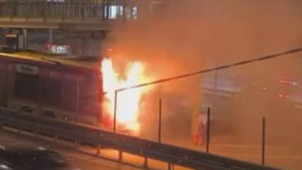 Seyir halindeki metrob&uuml;s alev alev yandı