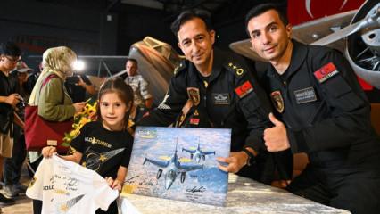 SOLOT&Uuml;RK pilotları İstanbul'da vatandaşlarla buluştu