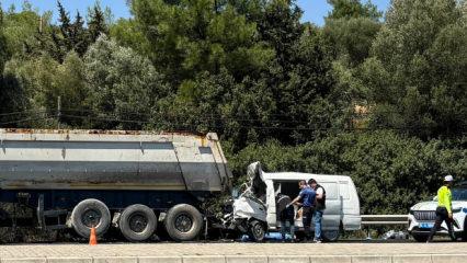 TIR'a arkadan &ccedil;arpan minib&uuml;s&uuml;n s&uuml;r&uuml;c&uuml;s&uuml; &ouml;ld&uuml;