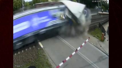 Hemzemin ge&ccedil;itte sıkışan tırı tren bi&ccedil;ti!