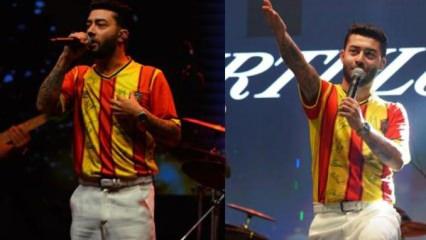 Konseri yarıda bırakıp sahneyi terk etti! Kurtuluş Kuş konserinde arbede &ccedil;ıktı
