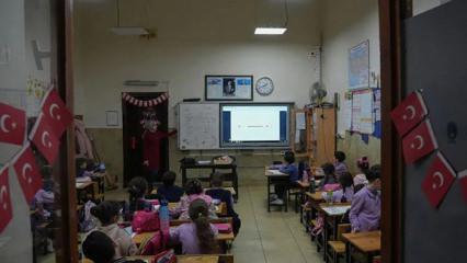 Bağcılar'da ilk ders zili heyecanı! Okul bah&ccedil;eler renkleniyor 