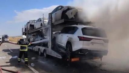 Ağrı'da otomobil y&uuml;kl&uuml; TIR'da yangın