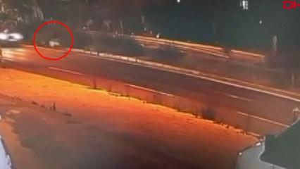 Otomobilin &ccedil;arptığı &ccedil;ocuk ağır yaralandı; kaza kamerada