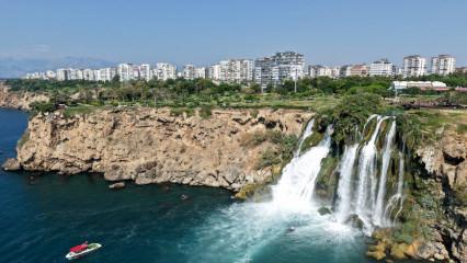 Antalya&rsquo;da turistlerin ilk durağı: D&uuml;den Şelalesi manzarasıyla mest ediyor