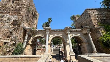 Antalya&rsquo;nın en &ccedil;ok ziyaret edilen yerlerinden: Kalei&ccedil;i turistleri hayran bırakıyor