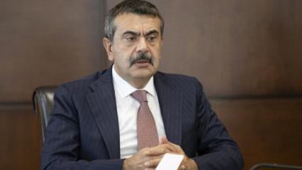 Bakan Tekin'den eleştirilere cevap! Kıyafet a&ccedil;ıklaması! &Ccedil;arpıcı 'Tiş&ouml;rt' &ouml;rneği