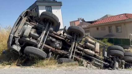 Beylikd&uuml;z&uuml;'nde yol &ccedil;&ouml;kt&uuml;: Beton mikseri şarampole yuvarlandı