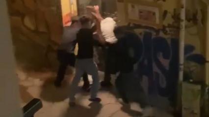 Beyoğlu'nda dehşet: 4 &ccedil;ocuk sokak ortasında gasbettikleri adamı tekme tokat d&ouml;vd&uuml;