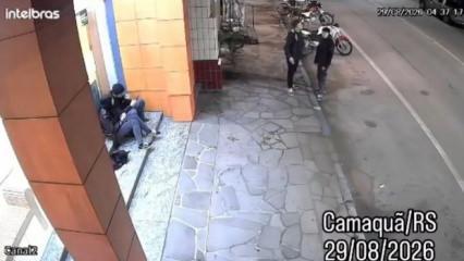 Brezilya'da kontrolden &ccedil;ıkan ara&ccedil; kaldırımdaki gen&ccedil;leri bi&ccedil;ti
