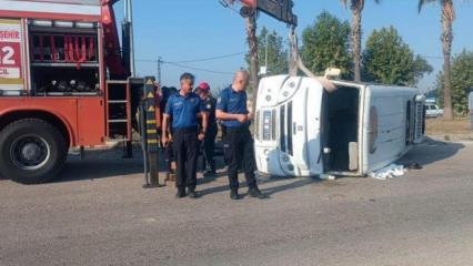Ceyhan'da minib&uuml;s ile otomobil &ccedil;arpıştı: 1 &ouml;l&uuml;, 3 yaralı