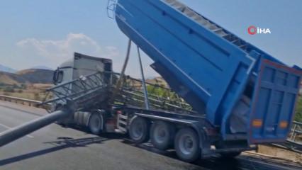 Denizli'de feci kaza: A&ccedil;ık unutulan tır dorsesi EDS levhasını bi&ccedil;ti!