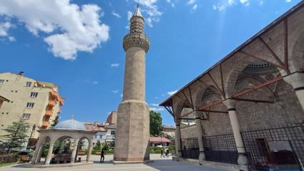 Erzurum&rsquo;da minaresi ile ayrı inşa edilen cami rivayetiyle dikkat &ccedil;ekiyor