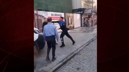 Fatih'te zabıta ile vatandaş sokak ortasında tekme tokat kavga etti