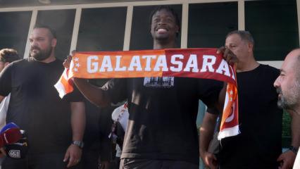 Galatasaray yeni transferini a&ccedil;ıkladı! El Chadaille Bitshiabu İstanbul'a geldi