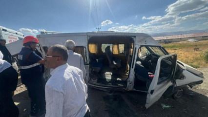 Hakkari'de minib&uuml;s r&ouml;gar &ccedil;ukuruna &ccedil;arptı 6 yaralı