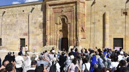 Her g&uuml;n aynı saatte binler Sivas'a akın ediyor! 'Namaz kılan adam' g&ouml;lgesine yoğun ilgi
