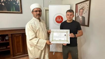 İrlandalı gen&ccedil; bayram namazından etkilenerek M&uuml;sl&uuml;man oldu 
