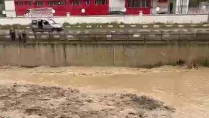 Karayolunu sel vurdu! Dereler taştı, bir ara&ccedil; mahsur kaldı