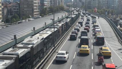 Mecidiyek&ouml;y&rsquo;de metrob&uuml;s arızası trafiği kilitledi