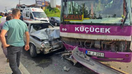 Sakarya'da halk otob&uuml;s&uuml; ile otomobil kafa kafaya &ccedil;arpıştı: 5 yaralı