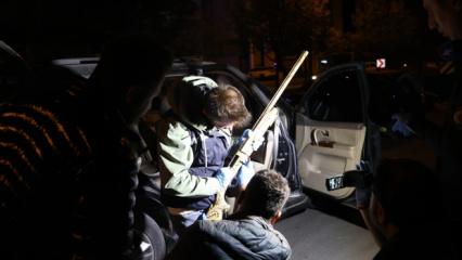 Polisin ş&uuml;phe &uuml;zerine durdurduğu ara&ccedil;tan cinayet ş&uuml;phelileri &ccedil;ıktı