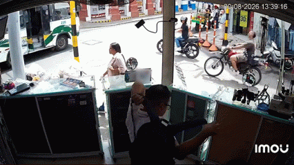 Kolombiya'da halk otob&uuml;s&uuml; ile motosiklet feci şekilde &ccedil;arpıştı