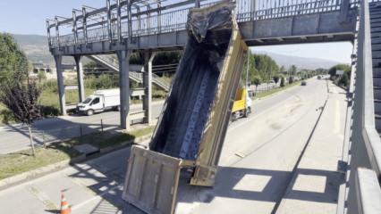 Tokat'ta korkutan kaza: Kamyonun kopan damperi &uuml;st ge&ccedil;itte asılı kaldı