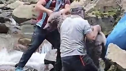 Trabzon'da dere yatağında mahsur kalan ayı yavrusu b&ouml;yle kurtarıldı 