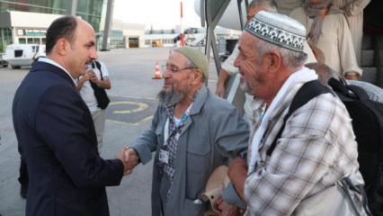 Vefa umresi ilk kafilesi d&ouml;nd&uuml;: Başkan Altay karşıladı