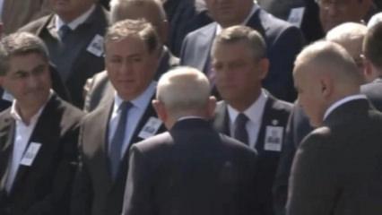 Yeni Parti'nin kuruluşunun ardından ilk temas! Kılı&ccedil;daroğlu ve &Ouml;zg&uuml;r &Ouml;zel tokalaştı
