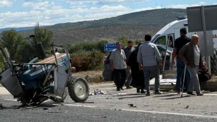 Akılalmaz kaza: Otomobil ile &ccedil;arpışan trakt&ouml;r ikiye b&ouml;l&uuml;nd&uuml;!