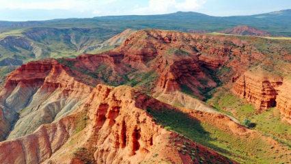 Arizona değil Kağızman! Kars&rsquo;ın doğa harikası Bayam Kızıllıkları g&ouml;renleri b&uuml;y&uuml;l&uuml;yor