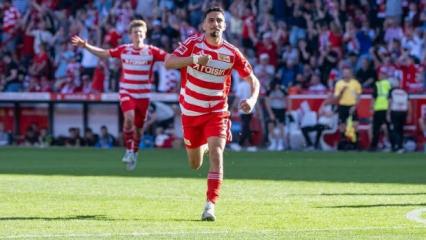 Avrupa'da oynayan T&uuml;rk yıldız S&uuml;per Lig'de tuttuğu takımı a&ccedil;ıkladı!