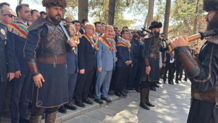 Bakan G&uuml;rlek, Ertuğrul Gazi T&uuml;rbesini ziyaret etti