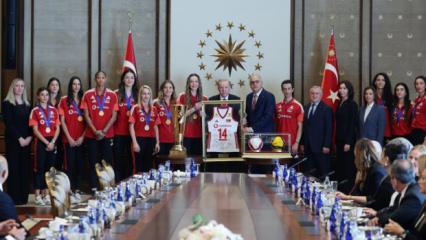 Cumhurbaşkanı Erdoğan, Avrupa Şampiyonu olan Filenin Sultanları'nı kabul etti