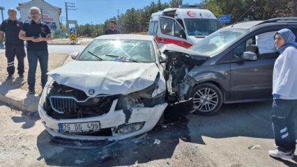 Eskişehir'de hafif ticari ara&ccedil; ile otomobil &ccedil;arpıştı: 3'&uuml; &ccedil;ocuk 7 yaralı