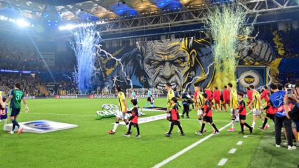 Fenerbah&ccedil;e taraftarından Şampiyonlar Ligi'nde koreografi! 'Ava geri d&ouml;nd&uuml;'