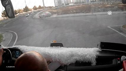 Diyarbakır'da feci kaza: Otomobil kaldırımdaki anne ve 2 &ccedil;ocuğuna &ccedil;arptı!