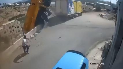 Freni boşaldı, direksiyonu bırakıp kapıdan atladı! Dehşet anları kamerada